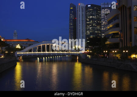 Dämmerung Twilight Abend Stimmung Asien außerhalb beleuchtete Beleuchtung Brücke Finance Center Häuserblocks von Hochhäusern Wohnungen Stockfoto