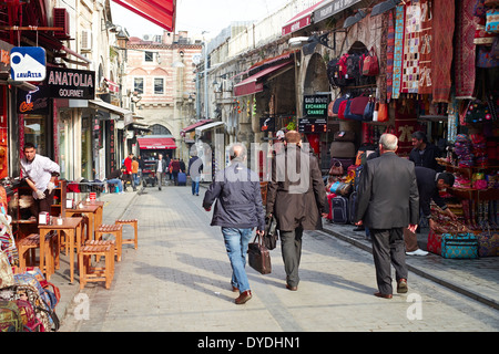 Geschäftsleute in den Straßen von Istanbul, Istanbul, Türkei. Stockfoto