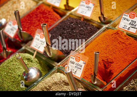 Exotische Gewürz-Markt auf der Grand Basar Istanbul, Türkei. Stockfoto