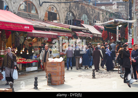 Touristen und Einheimische einkaufen in einem der offenen Märkte in Istanbul, Türkei. Stockfoto