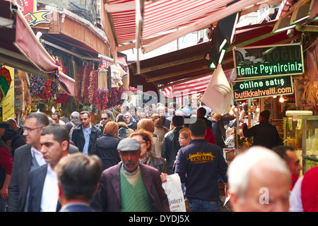 Touristen und Einheimische einkaufen in einem der offenen Märkte in Istanbul, Türkei. Stockfoto