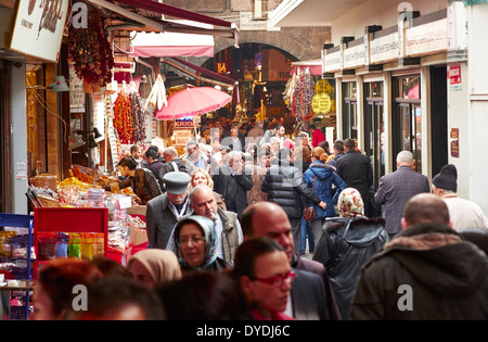 Touristen und Einheimische einkaufen in einem der offenen Märkte in Istanbul, Türkei. Stockfoto