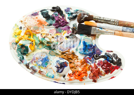 gebrauchte künstlerische Palette mit Ölfarben und Pinsel isoliert auf weißem Hintergrund Stockfoto