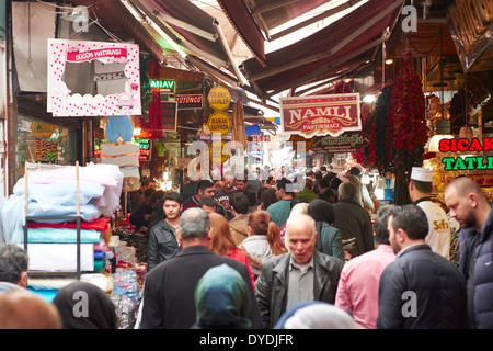 Touristen und Einheimische einkaufen in einem der offenen Märkte in Istanbul, Türkei. Stockfoto