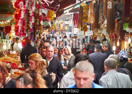 Touristen und Einheimische einkaufen in einem der offenen Märkte in Istanbul, Türkei. Stockfoto