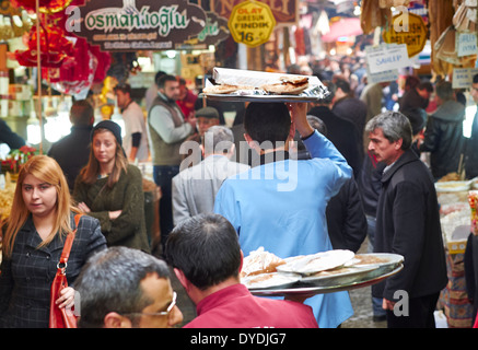 Touristen und Einheimische einkaufen in einem der offenen Märkte in Istanbul, Türkei. Stockfoto