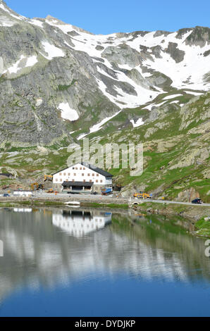 Bernhardiner Bernhardiner Pass Italien Schweiz Europa Schweizer Grenze grand St. Bernard Hospiz Architektur See Grenze mt Stockfoto