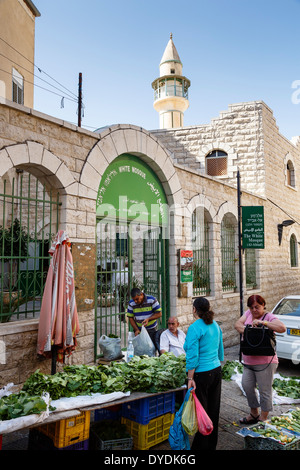 Den Markt und die weiße Moschee im Hintergrund, Nazareth, senken Sie Galiläa, Israel. Stockfoto