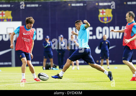 Barcelona, Spanien. 15. April 2014. BARCELONA / Spanien April -15. Iniesta, Sergio Roberto und Adriano in der FC Barcelona Training und Pressekonferenz vor dem Finale der Copa del Rey, die in der Ciudad Deportiva Joan Gamper des FC Barcelona stattfand, '' am 5. April 2014 Foto: Joan Valls/Urbanandsport Nurphoto © Joan Valls/NurPhoto/ZUMAPRESS.com/Alamy Live News Stockfoto