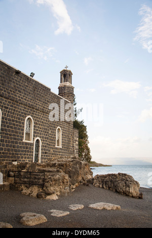 Kirche des Vorrangs des St. Peter in Tabgha durch den See Genezareth, Israel. Stockfoto