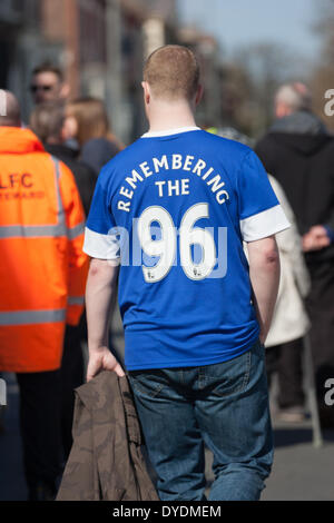 Liverpool, Vereinigtes Königreich. 15. April 2014. Eine Everton-Fan hat ein Shirt mit einer Botschaft des Gedenkens für die Opfer der Hillsborough-Katastrophe. Bildnachweis: Adam Vaughan/Alamy Live-Nachrichten Stockfoto