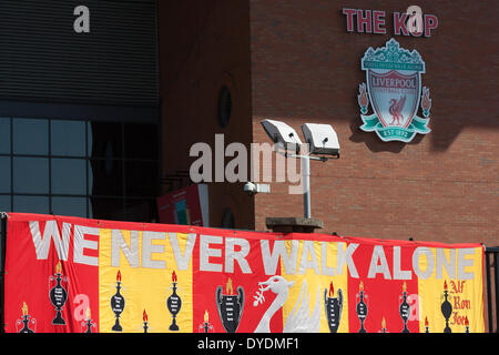 Liverpool, Vereinigtes Königreich. 15. April 2014. Ein Banner angebracht zu den Toren vor dem Kop-Ende an der Anfield Road. Bildnachweis: Adam Vaughan/Alamy Live-Nachrichten Stockfoto