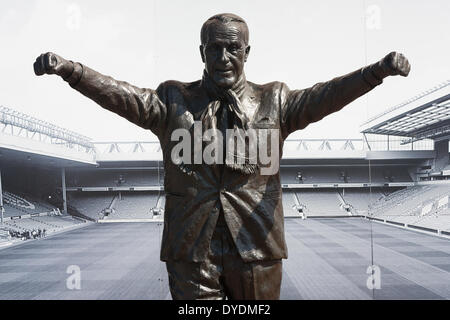 Liverpool, Vereinigtes Königreich. 15. April 2014. Die Statue von Bill Shankly vor dem Eingang der Kop an der Anfield Road. Bildnachweis: Adam Vaughan/Alamy Live-Nachrichten Stockfoto