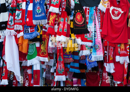 Liverpool, Vereinigtes Königreich. 15. April 2014. Schals befestigt das Tor an der Anfield Road zum 25. Jahrestag der Hillsborough-Katastrophe. Bildnachweis: Adam Vaughan/Alamy Live-Nachrichten Stockfoto