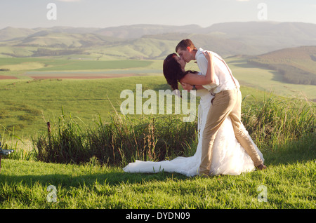 Braut und Bräutigam außerhalb Gartenhochzeit mit afrikanischen Natal Midlands Gebirgshintergrund Landschaft Stockfoto