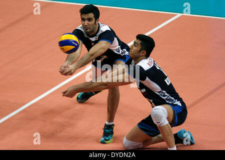 Pasay City, Philippinen. 15. April 2014. Spieler des Iran speichern den Ball in das Halbfinale der 2014 asiatische Männer Club Volleyball Meisterschaft gegen China in Pasay City, Philippinen, 15. April 2014. Iran gewann 3: 0. © Rouelle Umali/Xinhua/Alamy Live-Nachrichten Stockfoto