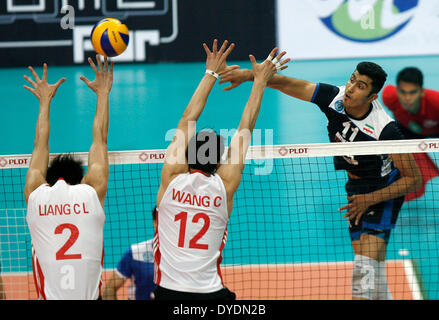 Pasay City, Philippinen. 15. April 2014. Mojtaba Mirzajanpour (R) Iran spikes den Ball in das Halbfinale der 2014 asiatische Männer Club Volleyball Meisterschaft gegen China in Pasay City, Philippinen, 15. April 2014. Iran gewann 3: 0. © Rouelle Umali/Xinhua/Alamy Live-Nachrichten Stockfoto