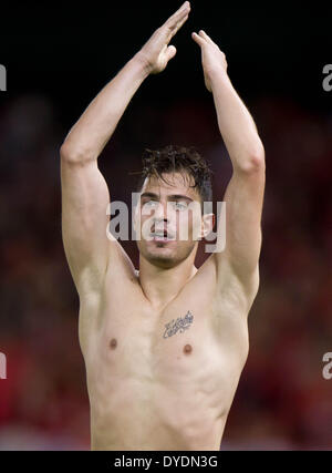 Melbourne, Australien. 15. April 2014. James Troisi von Melbourne Victory feiert für erzielte das zweite Tor in der AFC Champions League-Spiel gegen Guangzhou Evergrande im Etihad Stadium in Melbourne, Australien, 15. April 2014. Melbourne Victory gewann 2: 0. Bildnachweis: Bai Xue/Xinhua/Alamy Live-Nachrichten Stockfoto