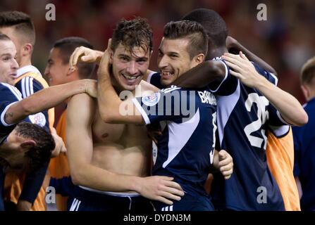 Melbourne, Australien. 15. April 2014. James Troisi (L) von Melbourne Victory feiert für erzielte das zweite Tor in der AFC Champions League-Spiel gegen Guangzhou Evergrande im Etihad Stadium in Melbourne, Australien, 15. April 2014. Melbourne Victory gewann 2: 0. Bildnachweis: Bai Xue/Xinhua/Alamy Live-Nachrichten Stockfoto