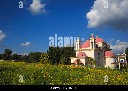 Die griechisch-orthodoxe Kirche der zwölf Apostel in Kapernaum durch den See Genezareth - See Tiberias, Israel. Stockfoto