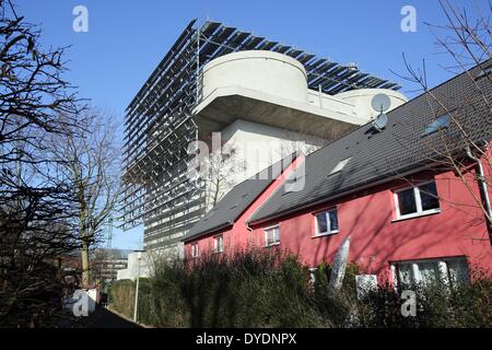 Hamburg, Deutschland. 11. März 2014. Die Energie-Bunker (Deutsch: Energiebunker) neben Einfamilienhäusern in Hamburg, Deutschland, 11. März 2014 abgebildet ist. Weil Demontage des ehemaligen Bunkers zu teuer gewesen wäre, wurde es in einem lokalen Kraftwerk für erneuerbare Energien umgewandelt. Der Energie-Bunker im Hamburger Stadtteil Wilhelmsburg ist ein weltweit einzigartiges Konzept. Foto: Bodo Marks/Dpa/Alamy Live News Stockfoto