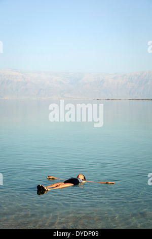 Frau schweben am Toten Meer, Israel. Stockfoto