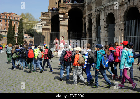 Italien, Rom, Schulgruppe und Kolosseum Stockfoto