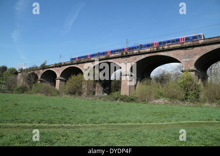 Eine s-Bahn überfährt der Wharncliffe Viadukt (entworfen von Joe Walsh) in Hanwell, London, UK. Stockfoto