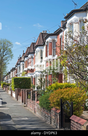 19. Jahrhundert Reihenhaus Häuser mit Bucht Fassaden in Twickenham, Middlesex, england Stockfoto