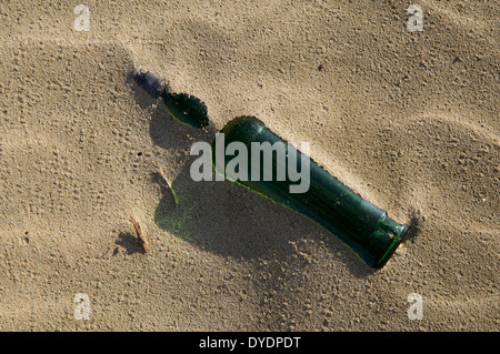 Verlassene Flasche Wein, die Hälfte in den Sand am 90 Mile Beach, Whangarei Neuseeland begraben. Stockfoto