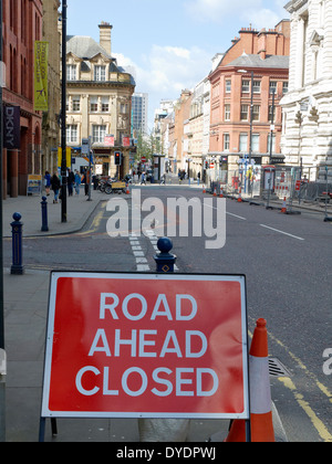 Weg in die Zukunft geschlossen Verkehrszeichen in der King Street Manchester UK Stockfoto