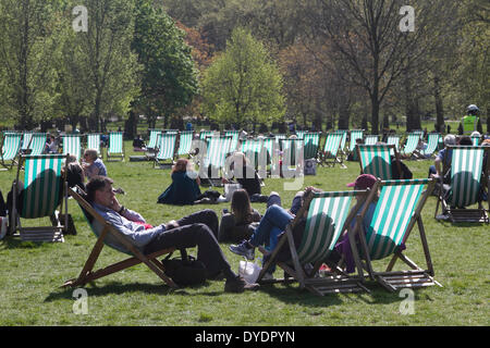 London UK. 15. April 2014.  Mitglieder der öffentlichen Sitzung in Liegestühlen genießen sie Sonnenschein in Green Park an einem Frühlingstag Credit: Amer Ghazzal/Alamy Live-Nachrichten Stockfoto