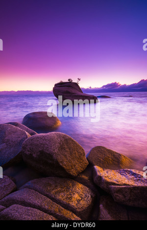 Bonsai-Rock bei Sonnenuntergang, Lake Tahoe, Nevada, USA Stockfoto