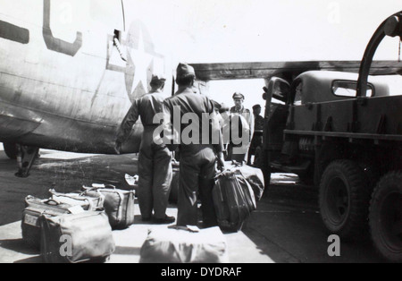 Dieses Bild zeigt den Consolidated B-24 Liberator, einen amerikanischen schweren Bomber, der während des Zweiten Weltkriegs ausgiebig eingesetzt wurde. Bekannt für seine Langstreckenfähigkeiten und seine hohe Bombenlast, spielte die B-24 eine entscheidende Rolle bei strategischen Bombenangriffen. Das Foto wurde von Donald Evrett aufgenommen, der dieses legendäre Flugzeug während des Krieges in Aktion hielt. Stockfoto
