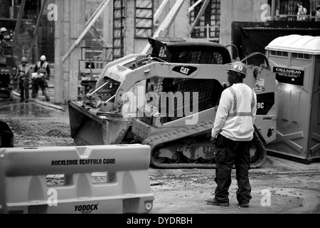 Ein Bauarbeiter auf einem Grundstück im zentralen Manhattan, NY. Stockfoto
