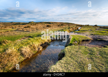 Eine kleine Klöppel-Brücke über den Beckamoor Bach auf Dartmoor Nationalpark in Devon Stockfoto