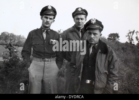 Dieses Bild zeigt einen Consolidated B-24 Liberator, einen amerikanischen schweren Bomber, der während des Zweiten Weltkriegs eingesetzt wurde. Die B-24 wurde von Donald Evrett gesteuert und spielte eine Schlüsselrolle bei strategischen Bombeneinsätzen im gesamten europäischen und pazifischen Kriegsschauplatz, was einen bedeutenden Beitrag zu den Siegen der Alliierten bedeutete. Stockfoto