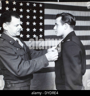 Der Consolidated B-24 Liberator, der von Donald Evrett gesteuert wurde, war ein prominenter amerikanischer schwerer Bomber während des Zweiten Weltkriegs. Bekannt für seine Langstrecken- und Nutzlastkapazität, spielte die B-24 eine Schlüsselrolle bei den alliierten Bombenangriffen. Stockfoto