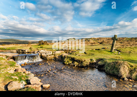 Ein altes Steinkreuz bei windigen Post auf Dartmoor in Devon, wo der Beckamoor Bach die Grimstone und Sortridge Leat überquert, al Stockfoto