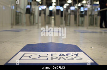 Düsseldorf, Deutschland. 15. April 2014. Ein Pfeil mit der Aufschrift "EasyPass" verweist auf das neue Grenzkontrollsystem EasyPass am Flughafen Düsseldorf, Deutschland, 15. April 2014 abgebildet sind. EasyPass ist Testlauf in Düsseldorf und prüft die Dokumente der Reisenden. Foto: Matthias Balk/Dpa/Alamy Live News Stockfoto