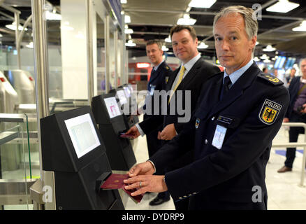 Düsseldorf, Deutschland. 15. April 2014. Wolfgang Wurm, Präsident der Bundespolizeidirektion West (R), Posen neben Flughafen Manager Thomas Schnalke (C) und Michael Schuol, Direktor der Bundespolizei am Flughafen, an der neuen Grenze Steuerung EasyPass am Flughafen Düsseldorf, Deutschland, 15. April 2014 abgebildet sind. EasyPass ist Testlauf in Düsseldorf und prüft die Dokumente der Reisenden. Foto: Matthias Balk/Dpa/Alamy Live News Stockfoto
