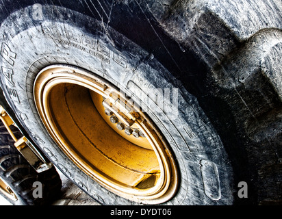 Nahaufnahme des riesigen Reifen und Räder auf einem Bulldozer, Schmutz und Verschleiß auf die Laufflächen Stockfoto