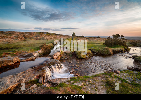 Ein altes Steinkreuz bei windigen Post auf Dartmoor in Devon, wo der Beckamoor Bach die Grimstone und Sortridge Leat überquert, al Stockfoto