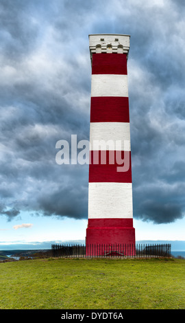 Sturm Wolken über der Daymark Leuchtturm auf Gribbin Head in der Nähe von St Austell in Cornwall Stockfoto
