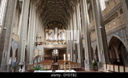 Vor Beginn der Trauerfeier für den ermordeten Studenten aus Bulgarien in der Marktkirche-Kirche in Halle, Deutschland, 15. April 2014 werden Kerzen angezündet. Die 29 Jahre alte Frau wurde in einem Zweig der Saale im Februar 2014 gefunden. Die Frau war schon in Bulgarien begraben. Sie lebten in Halle seit 2005 und studierte Betriebswirtschaftslehre. Foto: Peter Endig/dpa Stockfoto