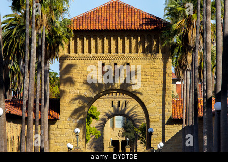 Schatten von Palmen, die Schatten auf Bögen führt zu Quad auf Campus der Stanford Universität Stockfoto