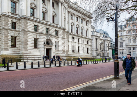 HM Treasury, ihrer Majestät Treasury - Wirtschafts- und Finanzministerium der britischen Regierung in Horse Guards Road, London, UK Stockfoto