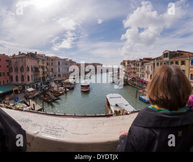 Touristen einen Blick auf den Canal Grande von der Rialto-Brücke, Venedig, Italien Stockfoto