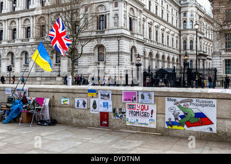 Anti-russische ukrainische Demonstranten auf der anderen Straßenseite von der Downing Street - Whitehall, London 2014 Stockfoto