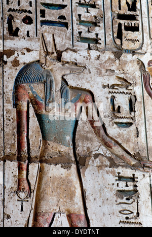 Tempel von Ramses III (1198-1167 v. Chr. – XX ° Dyn.) in Medinet Habu: Reliefs auf den Säulen im ersten Hof. Der Gott Anubis. Stockfoto